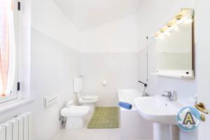 A bathroom at Villino Fonte del Mare