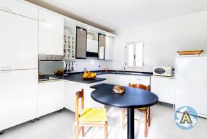 A kitchen or kitchenette at Villino Fonte del Mare