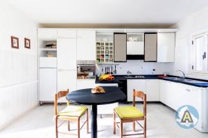 A kitchen or kitchenette at Villino Fonte del Mare