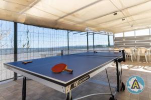 un tavolo da ping pong in una stanza con vista di Villino Fonte del Mare a Silvi Paese