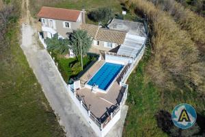 vista aerea di una casa con piscina di Villino Fonte del Mare a Silvi Paese