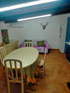 Azienda Agricola "Valle dell'Alento" في كييتي: غرفة طعام مع طاولة وكراسي في غرفة