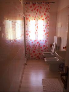 La salle de bains est pourvue de 2 toilettes et d'une fenêtre. dans l'établissement Corallo - a 50m dall'Ospedale!, à Negrar