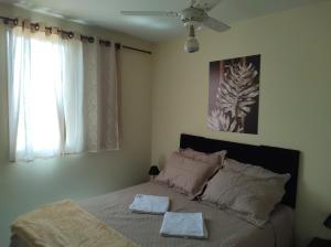 um quarto com uma cama com duas toalhas em Apê - Parque Industrial - SJC - SP em São José dos Campos