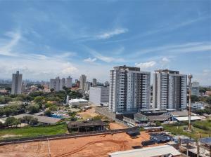 uma vista aérea de uma cidade com edifícios altos em Apê - Parque Industrial - SJC - SP em São José dos Campos