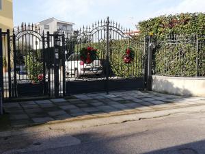 une porte noire avec des couronnes rouges sur elle dans l'établissement B&B Villa Rosa vista Castello, à SantʼAntonio Abate