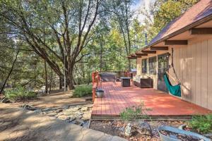 a backyard with a patio and a house at Peaceful Oak Haven Cabin near Yosemite in Mariposa