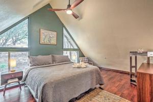1 dormitorio con 1 cama y ventilador de techo en Peaceful Oak Haven Cabin near Yosemite, en Mariposa