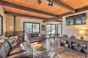 ein Wohnzimmer mit einem Sofa und einem Tisch in der Unterkunft Peaceful Oak Haven Cabin near Yosemite in Mariposa