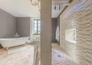 Phòng tắm tại Château de La Mar Chambres d'Hôtes