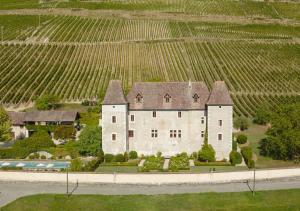 una vista aérea de una casa en un viñedo en Château de La Mar Chambres d'Hôtes, en Jongieux