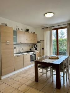 Kuchyň nebo kuchyňský kout v ubytování Green Room Del Garda