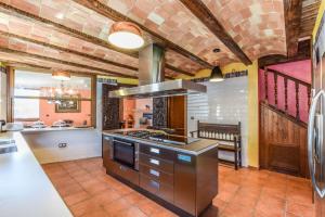 a kitchen with a stove top oven in a room at Casa del Trotamundos in Villamayor de Campos