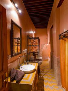 y baño con lavabo y espejo. en Riyad Al Atik, en Fez