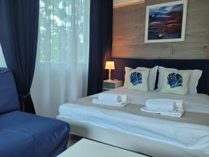 um quarto com uma cama grande e toalhas em Hotel Veronika em Kranevo