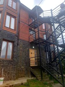 un edificio con una escalera que conduce a una puerta de madera en Ushuaia Torre Los Navegantes, departamento1, 2hab. en Ushuaia