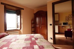 Schlafzimmer mit einem Bett und einem Fenster in der Unterkunft Casa Vacanze Le Muse Sillico in Pieve Fosciana