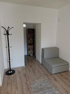 ein Wohnzimmer mit einem Sofa und einer Treppe in der Unterkunft Lizi Apartman in Harkány