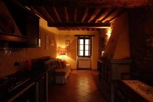 a kitchen with a living room with a window at Casa Vacanze Le Muse Sillico in Pieve Fosciana