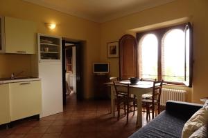 uma cozinha e sala de jantar com mesa e cadeiras em Casa Vacanze Le Muse Sillico em Pieve Fosciana