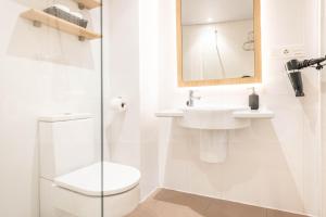 A bathroom at Elegant studio in the heart of Malaga by REMS