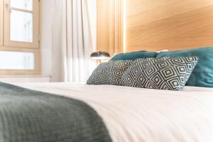 A bed or beds in a room at Elegant studio in the heart of Malaga by REMS