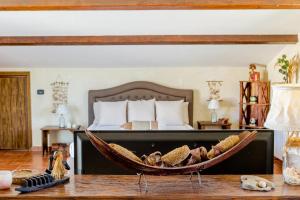 ein Schlafzimmer mit einem Bett und einer Schüssel Brot auf einem Tisch in der Unterkunft Villa TreA in Mascali