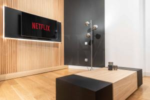 A television and/or entertainment centre at Elegant studio in the heart of Malaga by REMS