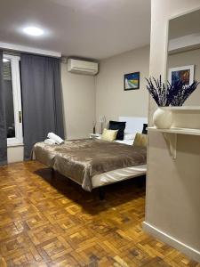 a bedroom with a bed and a wooden floor at Somnio Hostels in Barcelona