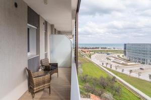 un balcone con due sedie e vista sull'oceano di Gentile 46 Blu Luxury Flat a Bari