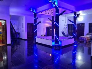 una sala de estar con una habitación con luces azules en Vedic Heritage Boutique Hotel en Kovalam