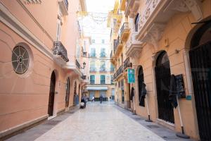 un vicolo in città con edifici di Elegant studio in the heart of Malaga by REMS a Málaga