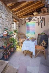 a patio with a table and chairs in a room at Casa Rural Mi Rinconcillo in Valleruela de Pedraza