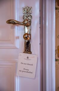 lodówka z napisem "Nie przeszkadzać" na niej w obiekcie Pałac Ciekocinko Hotel Resort & Wellness w mieście Ciekocinko