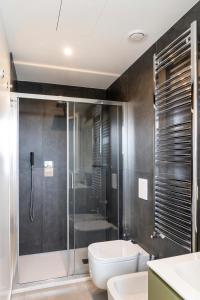 un bagno con doccia, WC e lavandino di Gentile 46 Blu Luxury Flat a Bari