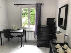 Televízia a/alebo spoločenská miestnosť v ubytovaní Maison de Longde-Appartement avec 2 chambres