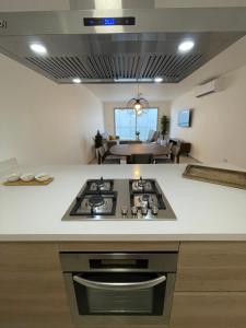 a kitchen with a stove and a dining room at Exclusivo apartamento frente al mar in San Pedro de Macorís