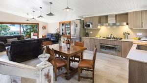 cocina y sala de estar con mesa y sillas en La vinya, en Palafrugell