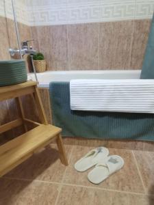 un par de sandalias sentadas en el suelo de un baño en Villa Pepita en Almerimar