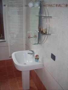A bathroom at B&B Cuoreverde Pollino