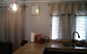 Kuchyň nebo kuchyňský kout v ubytování Zipcode Hideaway Guesthouse