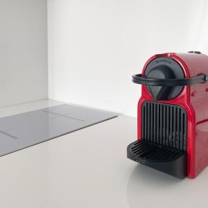 a red toaster sitting on top of a table at CROISETTE VUE MER LATERALE in Cannes