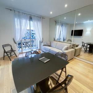 a living room with a table and a couch at CROISETTE VUE MER LATERALE in Cannes