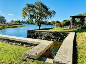 Taman di luar GORGEOUS WATER FRONT HOUSE / HUGE GARDEN & SEA ACCESS