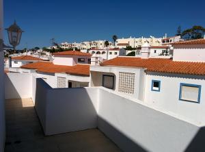 einen Balkon mit Stadtblick und weißen Gebäuden in der Unterkunft Erike Guest House in Carvoeiro