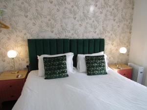Ένα ή περισσότερα κρεβάτια σε δωμάτιο στο The Scala Hotel