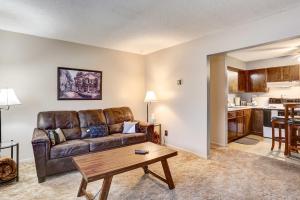 ein Wohnzimmer mit einem braunen Sofa und einem Tisch in der Unterkunft Pierre Vacation Rental - 9 Mi to Oahe Dam! in Pierre
