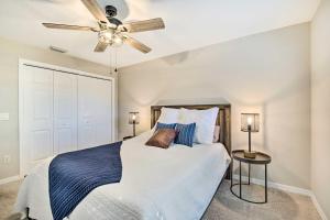 Katil atau katil-katil dalam bilik di Sunny Home with Golf Cart in The Villages!