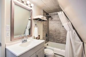 Un baño con lavabo, inodoro y ducha. en Charming Evanston A-Frame Dog Friendly!, en Evanston 17 fotos más