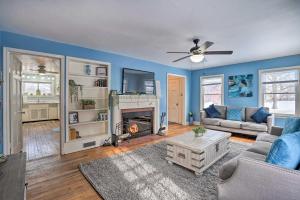 sala de estar con chimenea y paredes azules en Charming Oswego Cottage Rental on Orchard!, en Oswego